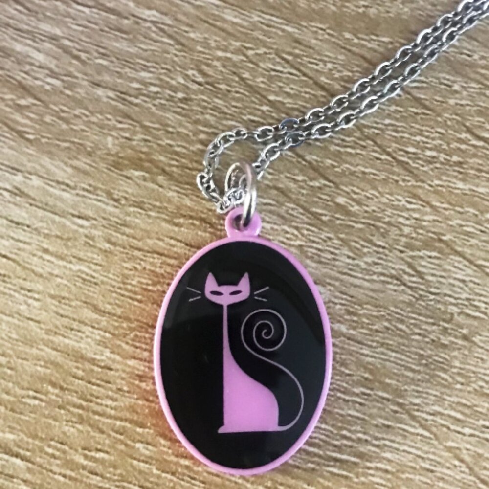 Beautiful New RedTango Cameo Necklace